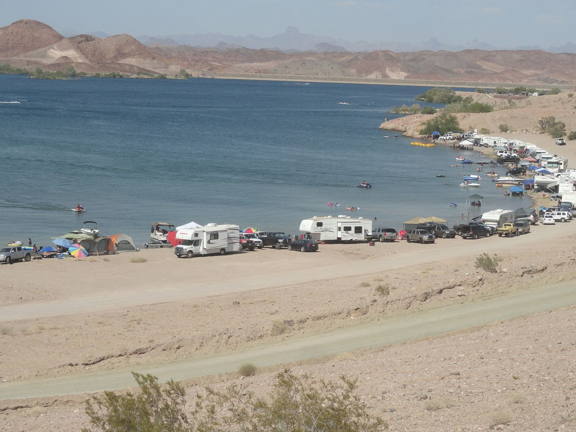 RVs camped along the shore of Senator Wash reservoir, next to Imperial Dam